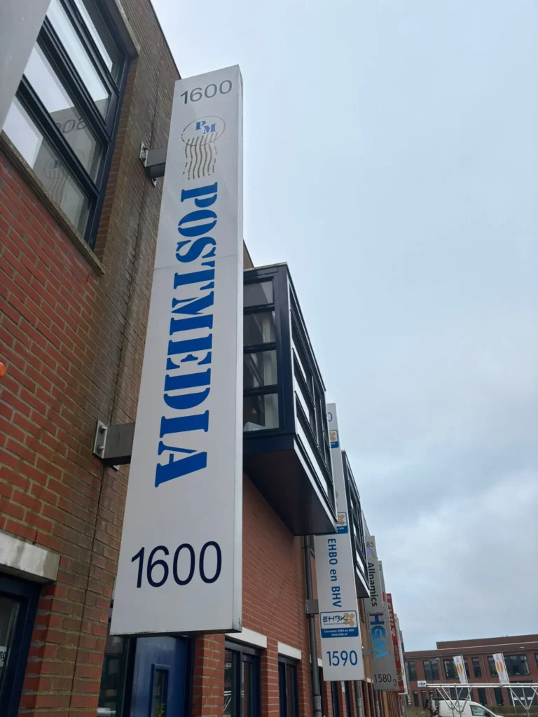 Gevelreclame reiniging Trompet Heemskerk na professionele reiniging Kings Cleaning